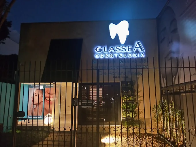 Fachada da clínica Classe A Odontologia - Vista noturna