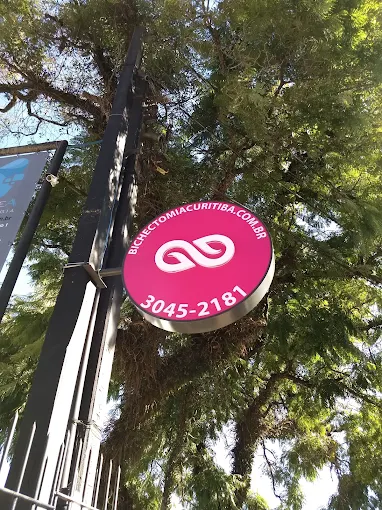 Placa de identificação da Clínica Bichectomia Curitiba